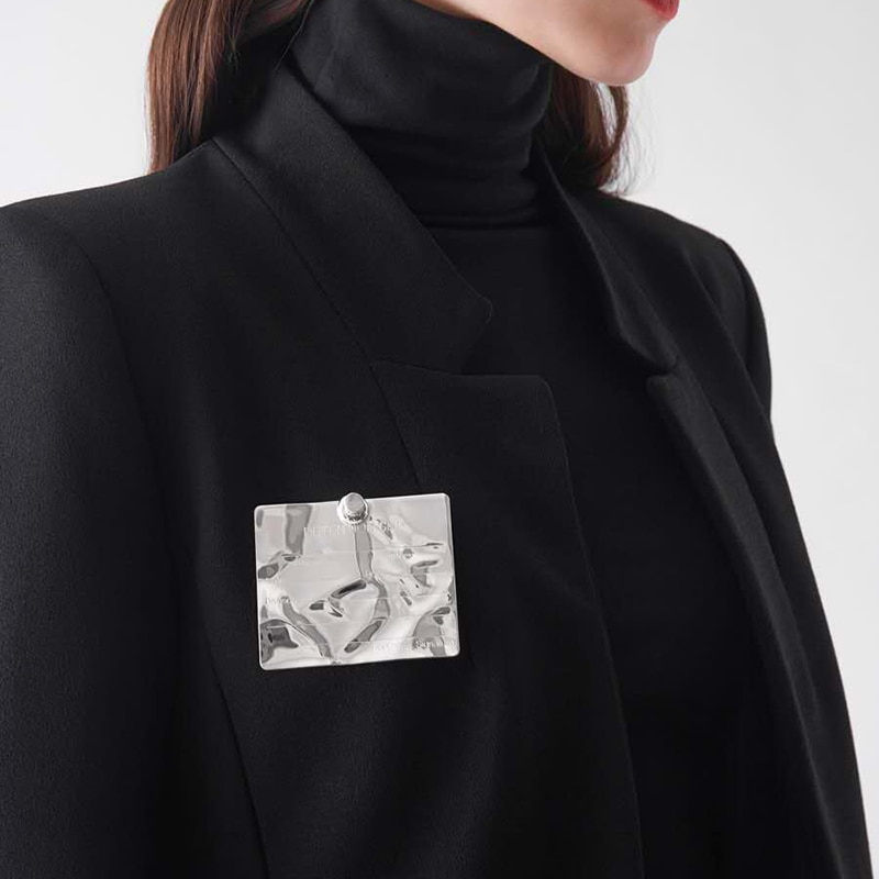 Huanzhi hip hop cool geometri uregelmæssige metalfoldninger brev badge dekoration broche til kvinder mænd overfrakke tilbehør