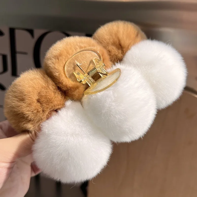 Nueva bola de pelo de conejo lontra, Clip Extra grande, serie de felpa de invierno, Clip de cangrejo moderno y versátil, accesorios para el cabello para mujer: Negro