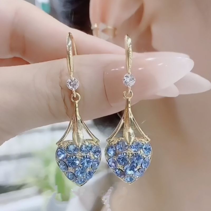 Prachtige bloemvormige oorbellen met strass-steentjes en kristallen, perfect voor feestjes en bruiloften.