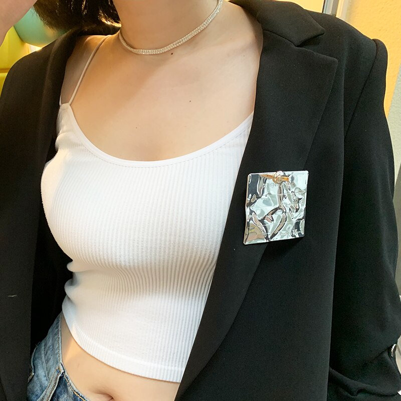 Huanzhi hip hop cool geometri uregelmæssige metalfoldninger brev badge dekoration broche til kvinder mænd overfrakke tilbehør