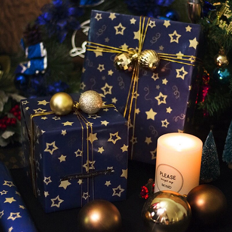 Enkel og generøs juleindpakning, små stjerner, juletræer, snefnug, juleindpakningspapir