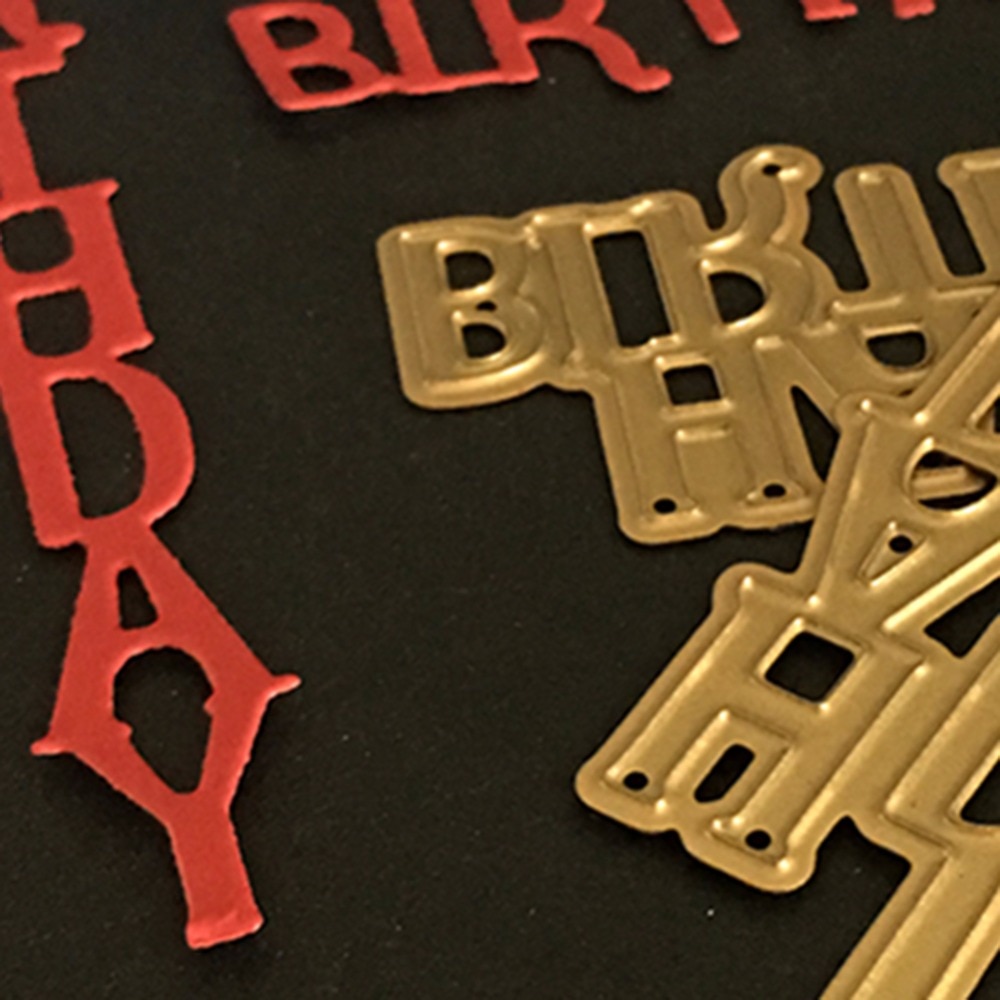 2 stk "tillykke med fødselsdagen" ord metal skære dies stencils til gør-det-selv scrapbog/fotoalbum dekorativ prægning gør-det-selv papirkort