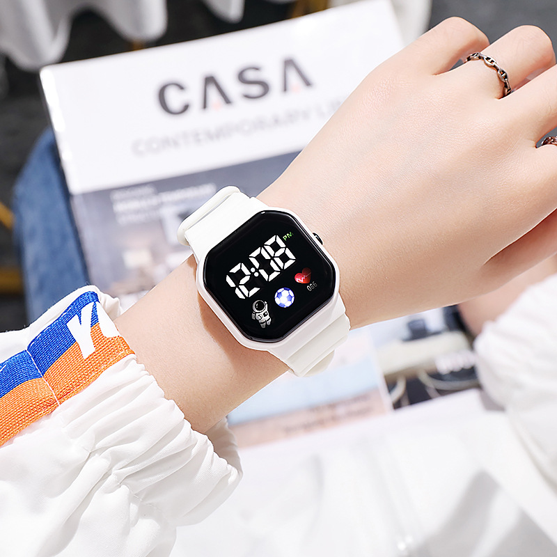 Reloj deportivo para niños, relojes digitales LED, correa de silicona para astronauta, reloj de pulsera electrónico resistente al agua para niños y niñas,: Dark Brown