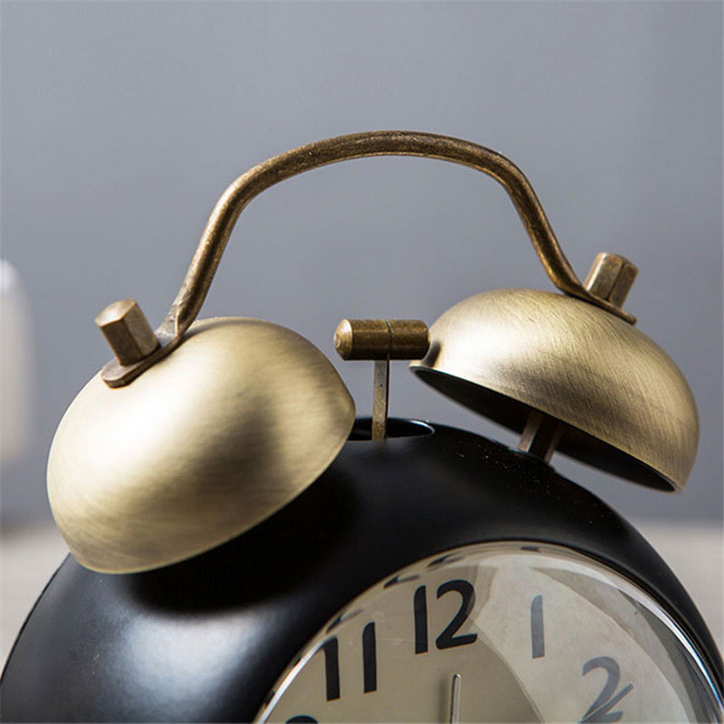 Reloj despertador sencillo Retro de Metal, reloj con luz de noche para dormitorio silencioso para estudiantes, adorno moderno para sala de estar, reloj de mesa luminoso