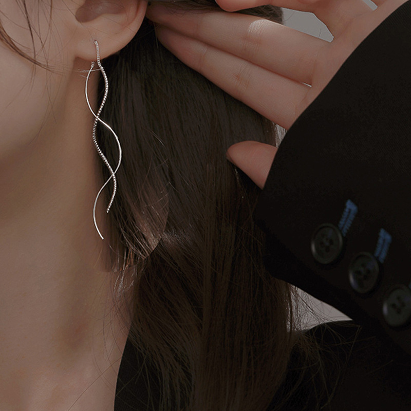 VOQ Silver Color Exquisite Wavy Simple Earrings Temperament Tassel Long Earrings Female Jewelry: Silver