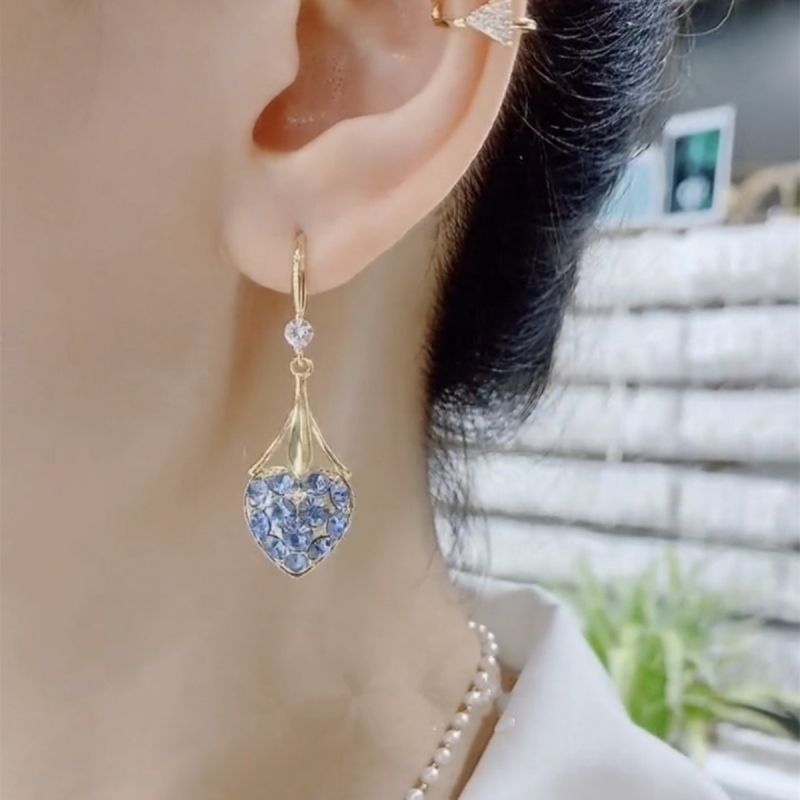 Prachtige bloemvormige oorbellen met strass-steentjes en kristallen, perfect voor feestjes en bruiloften.