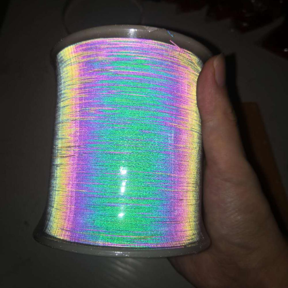 Farverigt reflekterende stof silke reflekterende strikketråd til gør-det-selv tøj 0.5mm*4000m refleksmateriale