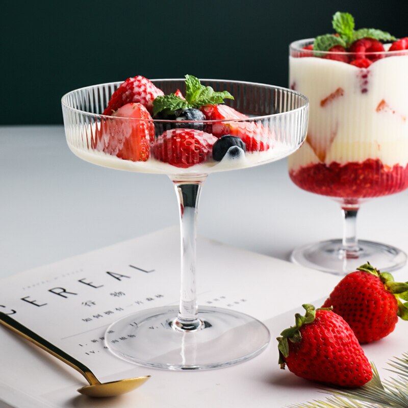 restaurant striper cocktail vin glass kopp beger iskrem yoghurt beger pudding dessert tallerken høy bolle kake matbit beholder