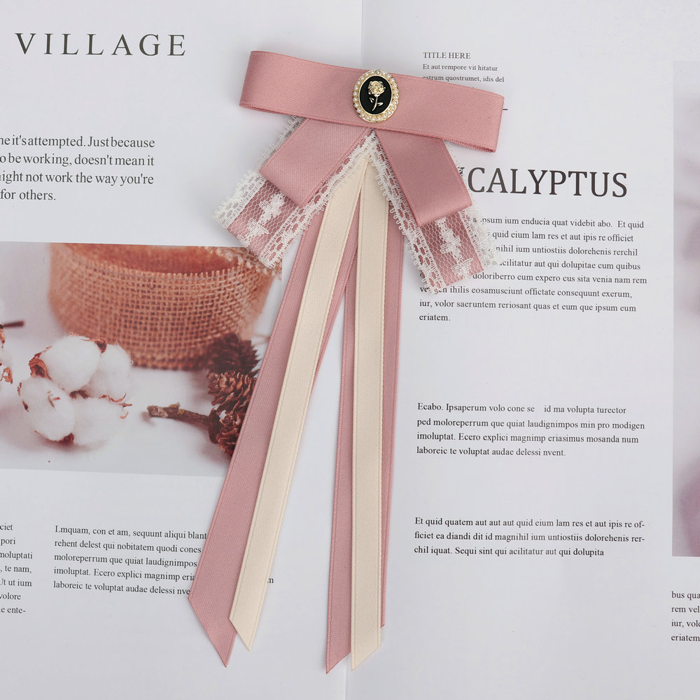 Kvinder vintage forudbundet slipsbroche imiteret diamantsmykker bånd butterfly corsage til skjortekrave tøj: Sølv