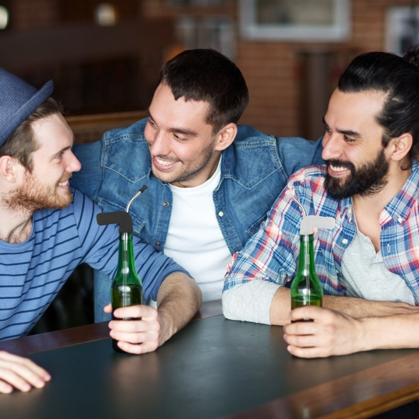 Jeu pour adultes, avec tuba, entonnoir, bouteille de bière, bouteille de boisson rapide,