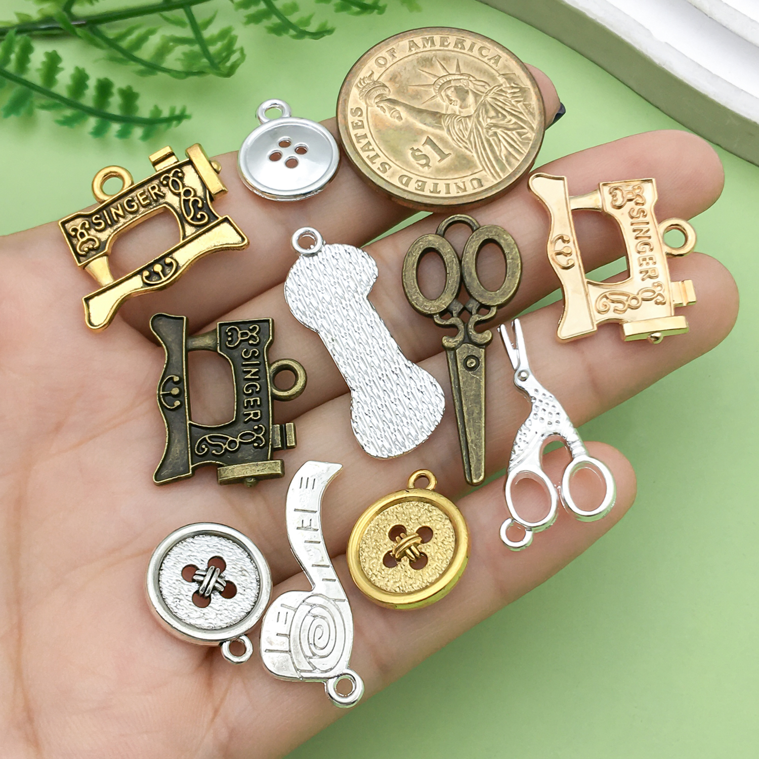 20/100 pièces outils de couture Vintage breloques ciseaux en alliage, boutons, Machine à coudre, pendentif de canette pour accessoires de fabrication de bijoux à bricoler soi-même