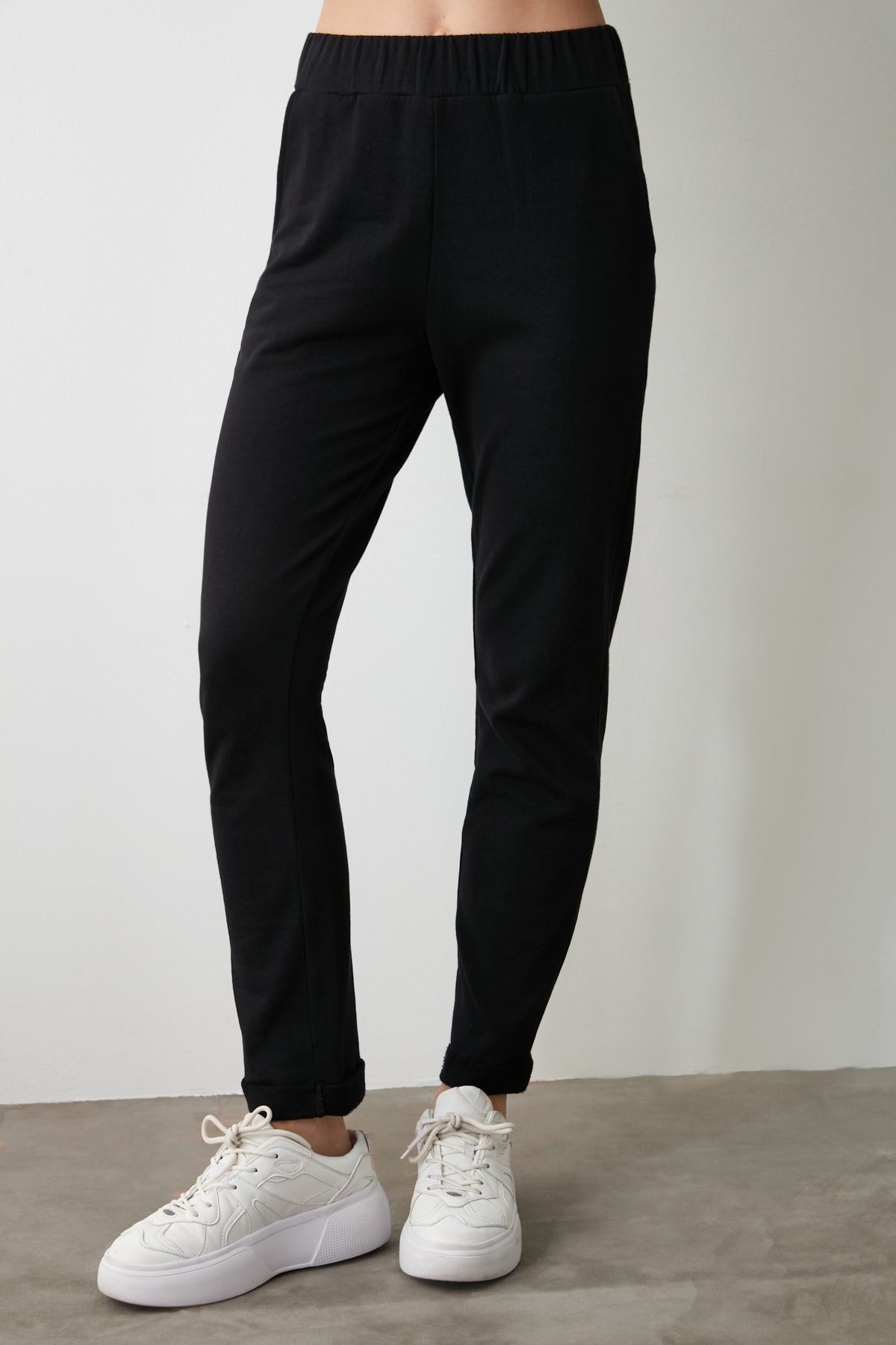 Trendyol 100 Organische Baumwolle Grundlegende Jogger betroffen Jogginghose TWOAW21EA0177