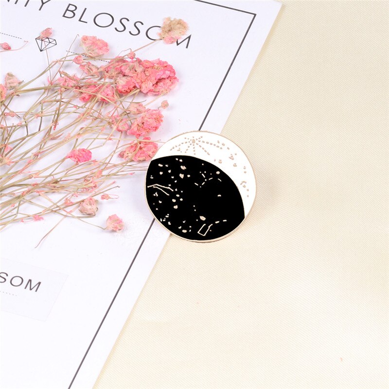 Pin chino Ying Yang Tai Chi negro y blanco, broche redondo, accesorios Vintage, de Metal, alfileres de solapa geniales para mujer, insignia para niños