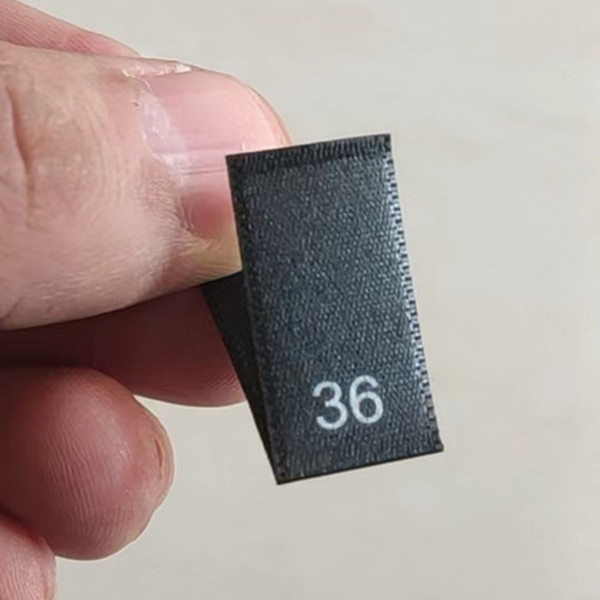50 stk. sorte satin størrelsesmærker til tøj nummer 34 36 38 40 42 44 46 48 50 52 54 56 58 60 62 print størrelser mærkater fabrik: Antik messing