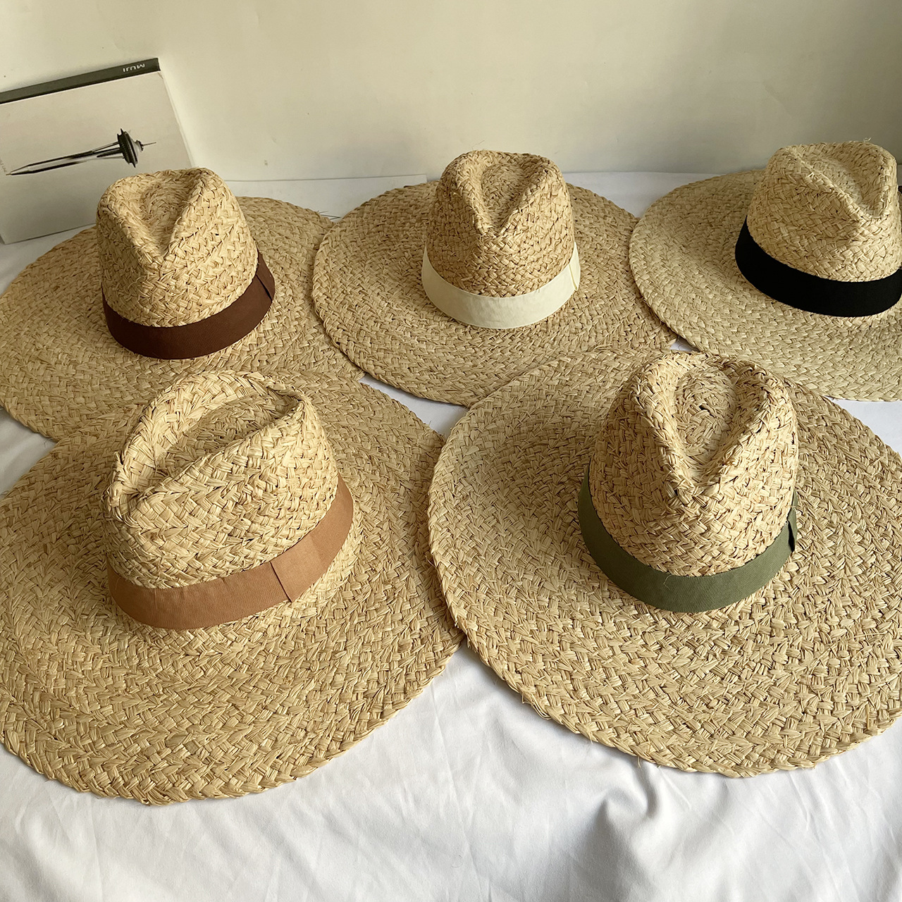 Chapéu de palha raffite de jazz de aba grande feminino inglês retro versátil praia protetor solar chapéu hepburn estilo senhora francesa