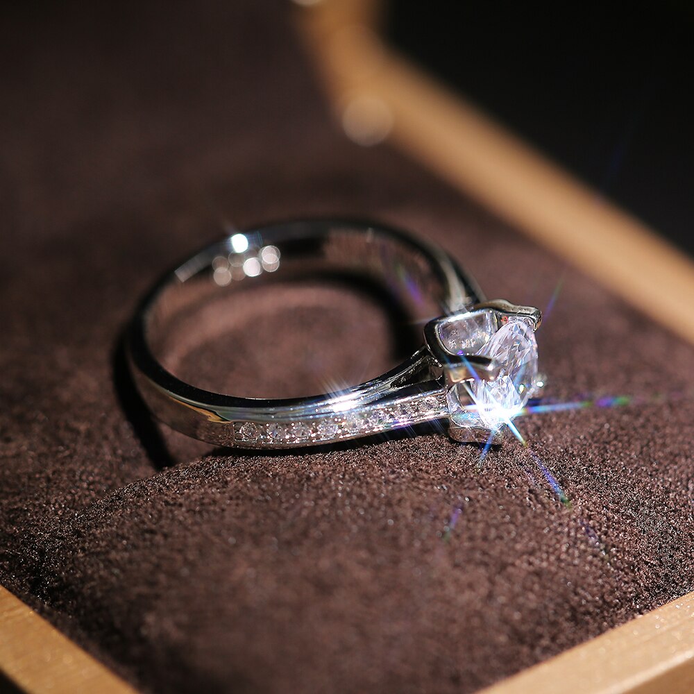 Huitan Luxury Round Zirconia Crystal Finger Ring for Bridal Ceremony Party Wedding Band Jewelry Women Rings