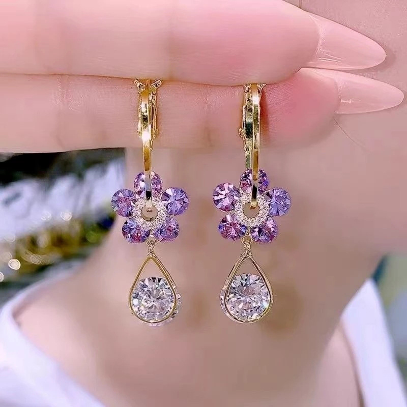 Prachtige bloemvormige oorbellen met strass-steentjes en kristallen, perfect voor feestjes en bruiloften.