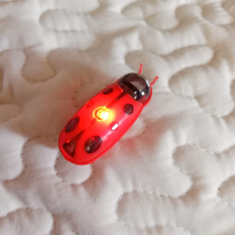 Värisevä kissanlelu, lady bug, cat bug lelu, vilkkuvalla ledillä tai ilman: Punainen leppäkerttu / Ledin kanssa