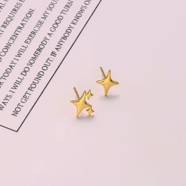 Pendientes asimétricos de estrella de cuatro puntas para mujer, aretes de tuerca de superhada, joyería Simple de Color plateado, 925: PLATEADO