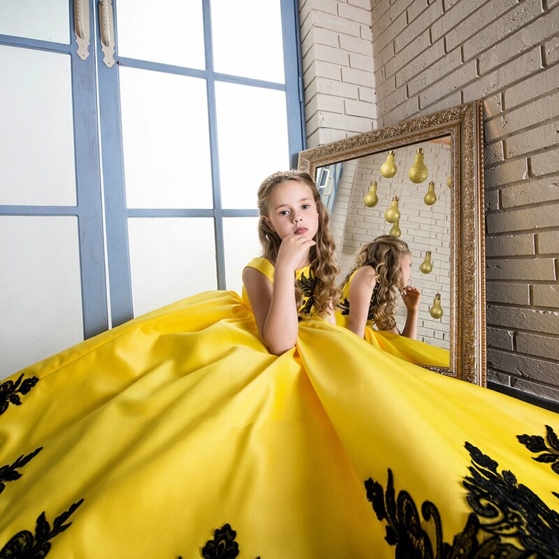 Venta al por menor vestidos de flores para niñas vestido largo amarillo bordado Primera Comunión vestidos de boda
