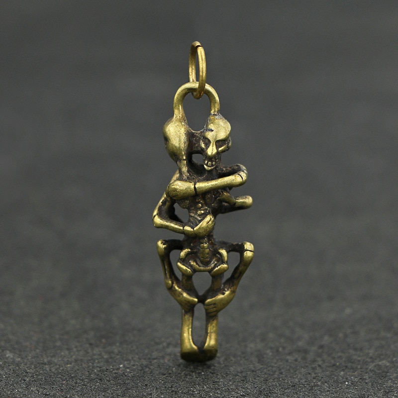 Mini söt vintage mässing kram dödskalle staty nyckelring hänge dekoration prydnad skulptur hemmakontor skrivbord prydnad rolig leksak