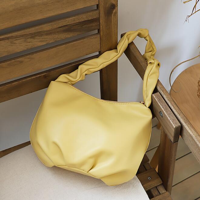 Retro fold armhule taske niche håndtaske vildt blødt læder stor kapacitet skuldertaske: Gul