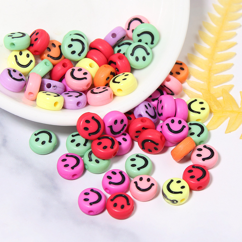 100 Stück 7 x 4 mm bunte lächelnde Gesicht Buchstaben Acryl verlieren Distanzperlen für Schmuckherstellung DIY Armbinde Zubehör
