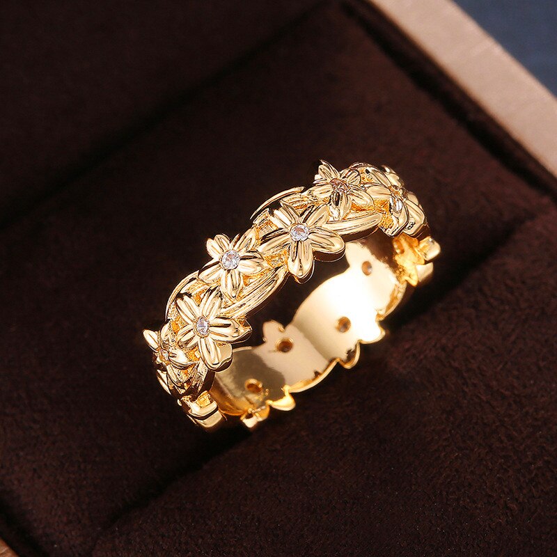 Luxury Female Metal Relief Flower Ring Charm Gold Color Wedding Ring Charm White Round Crystal Engagement Rings For Women