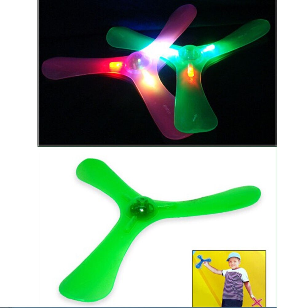 Toyzhijia 1 stuks buitenspeelgoed boemerangs vliegende schotel plastic klaver spin led licht buitenspeelgoed willekeurige kleur