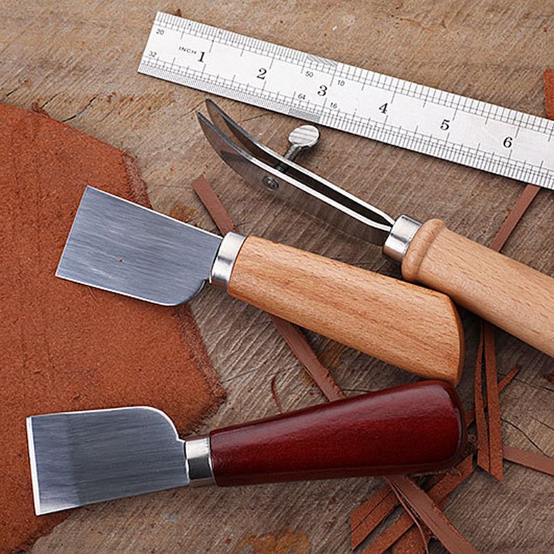 Damascusstalen mes met een handvat van bot/hout en een leren schede