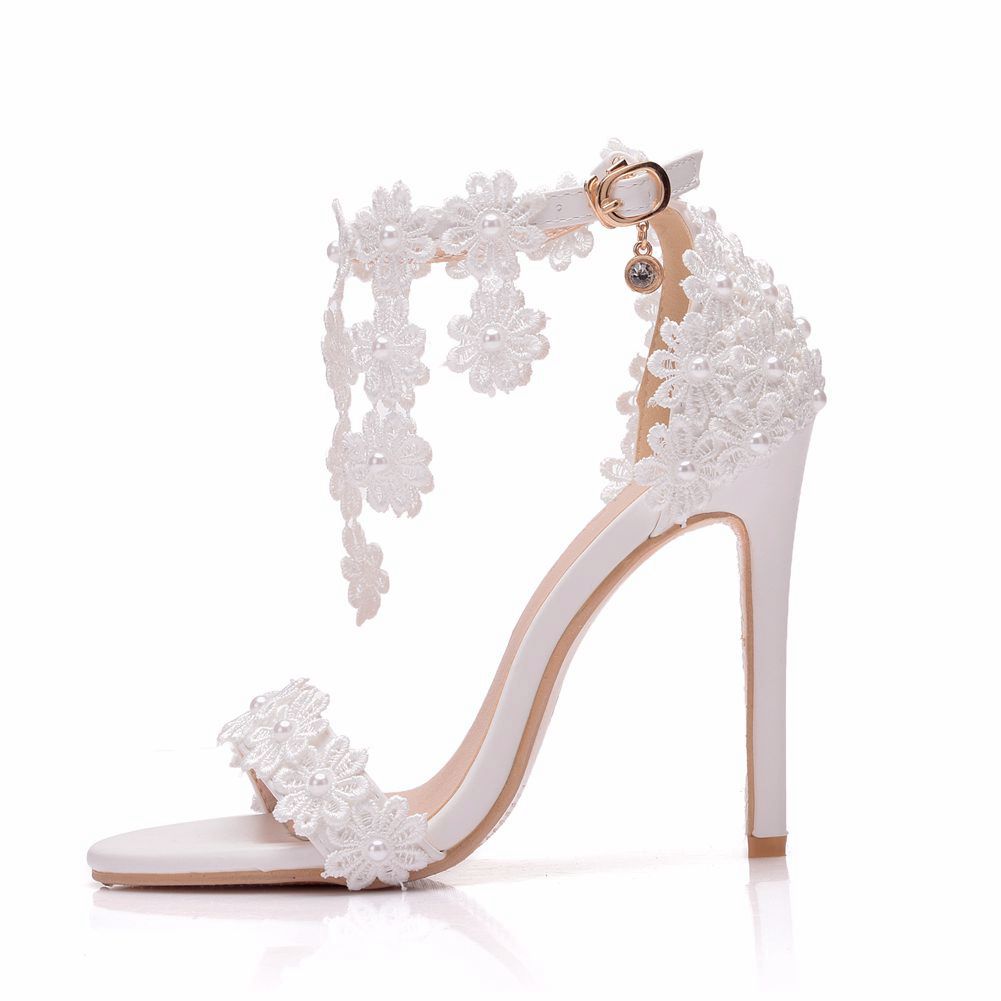 Crystal queen kvinder ankelrem sandaler hvide blonder blomster perle kvast superhæl fine høje hæle slanke brude bryllupssko