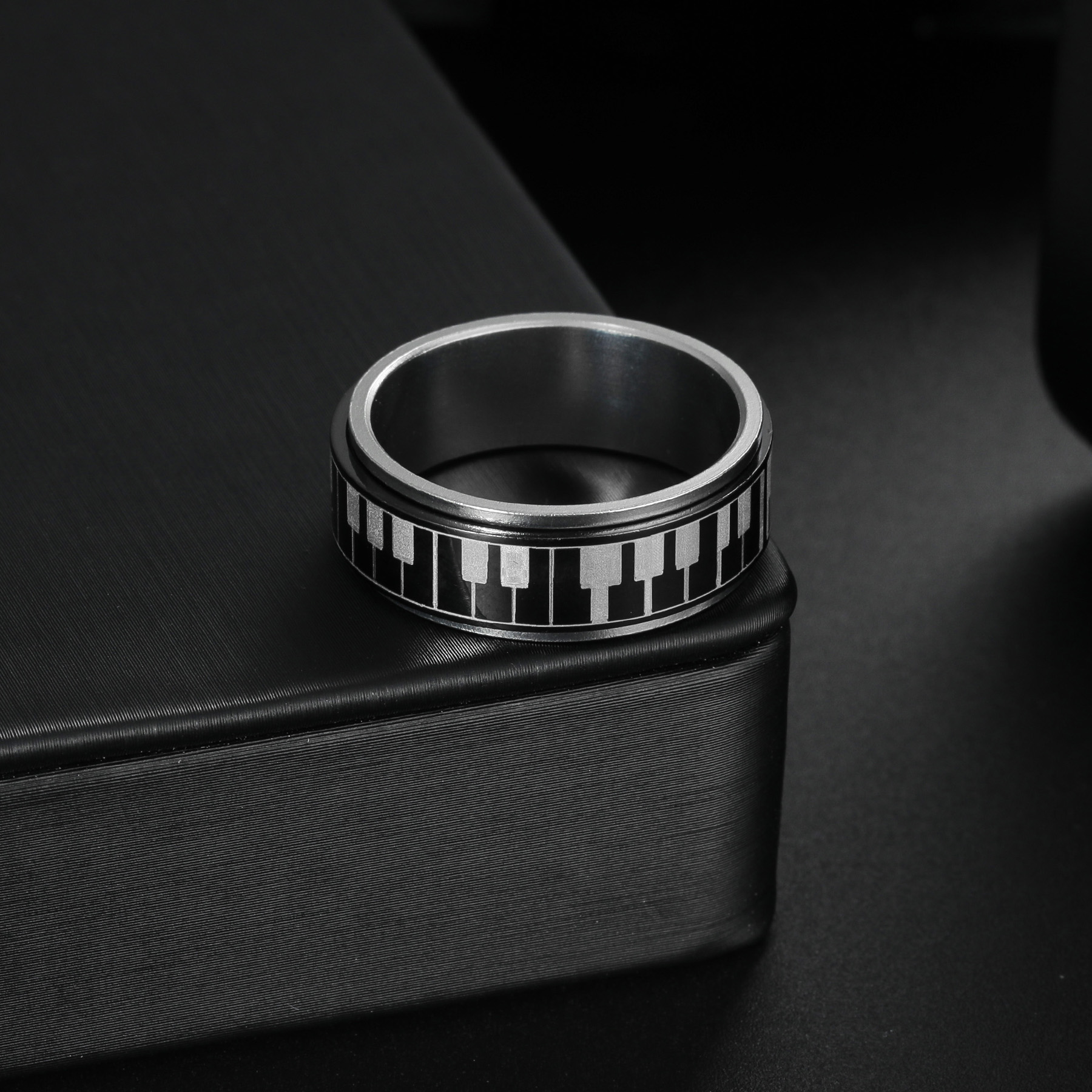 Porte-clés piano noir et blanc de 8 mm – Bijoux élégants pour hommes pour les amateurs de musique – Accessoire d'anniversaire unique
