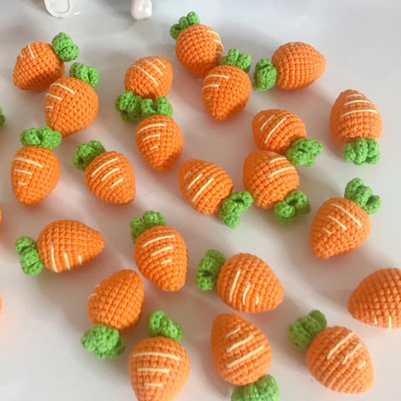 3 uds. De zanahorias tejidas, frutas de ganchillo de fresa, bonitos para sombrero, suéter, decoraciones de tela, zanahoria, apliques DIY, accesorios de