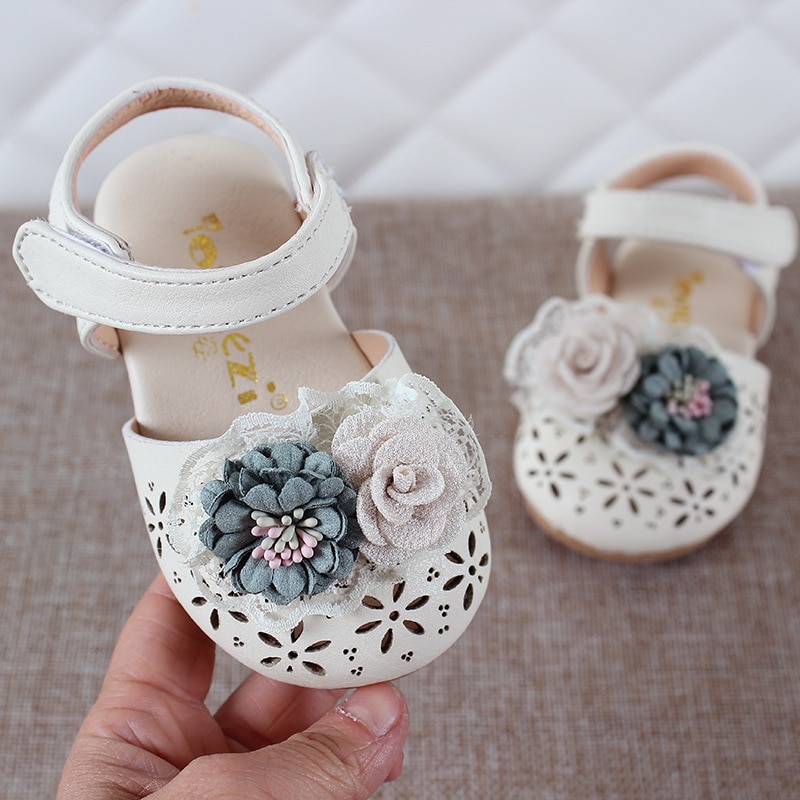 neueste Sommer freundlicher Leder Schuhe Süße Blume freundlicher Sandalen Für Mädchen Kleinkind Baby Atmungsaktive Aushöhlen Schuhe