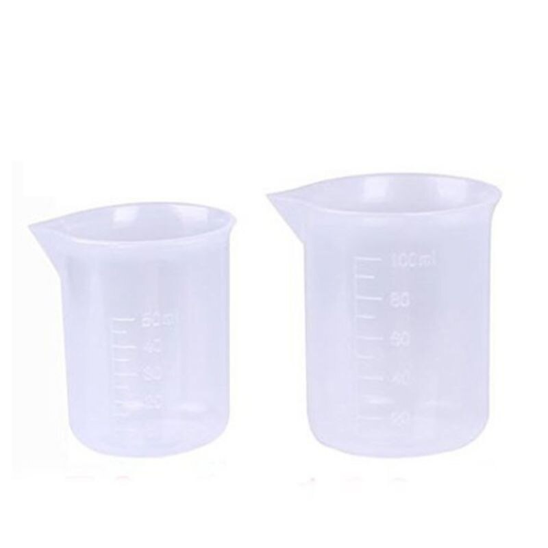 5 stk graderte sylindre i plast og 5 stk plastbegre  m17f