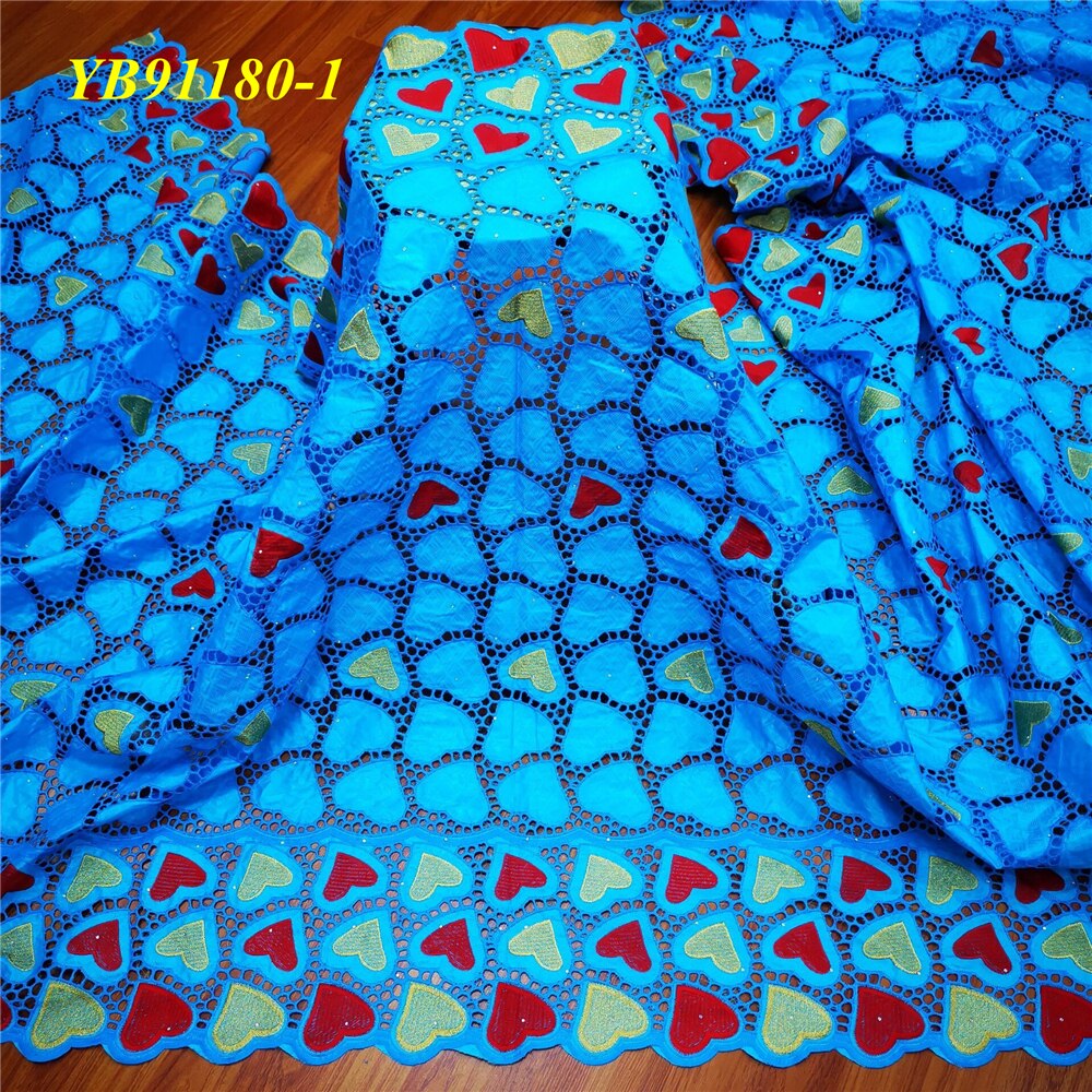 La couleur est lumineux bébé rose et belle Bazin femme style 5 yards