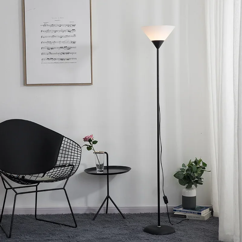 Led gulvlampe sort/hvid lampehus er egnet til indendørs belysning af en dekorativ lampe i stue, soveværelse og arbejdsværelse