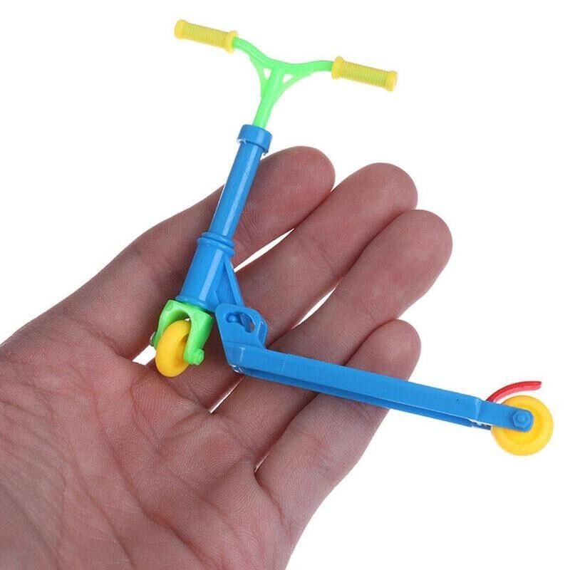 Mini skoter tvåhjulig skoter barn & #39 ;s pedagogiska leksak 1 set finger skoter cykel leksaker hopfällbar skoter är slumpmässiga färger
