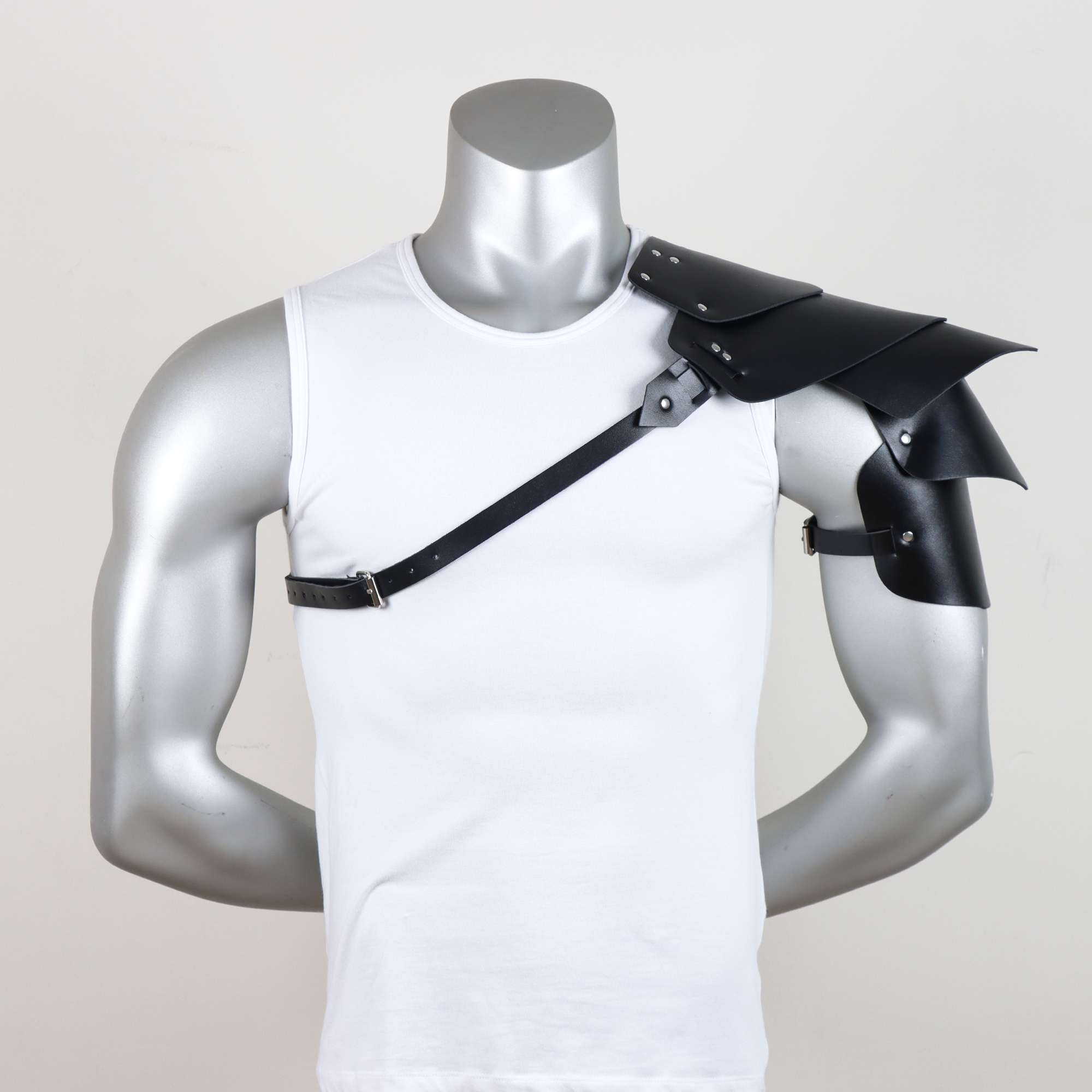 Armatura per spalla da cavaliere medievale - Pauldron in pelle PU realizzato a mano con vestibilità regolabile per costume di Halloween, LARP, articoli per feste: nero