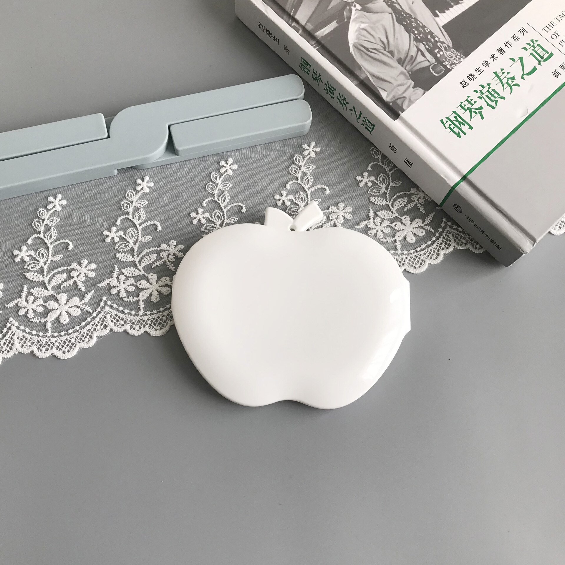 Cute Apple Shaped Child Adult Mask Storage Box Portable Folding Mask Box Temporary Storage Box With Mirror: White