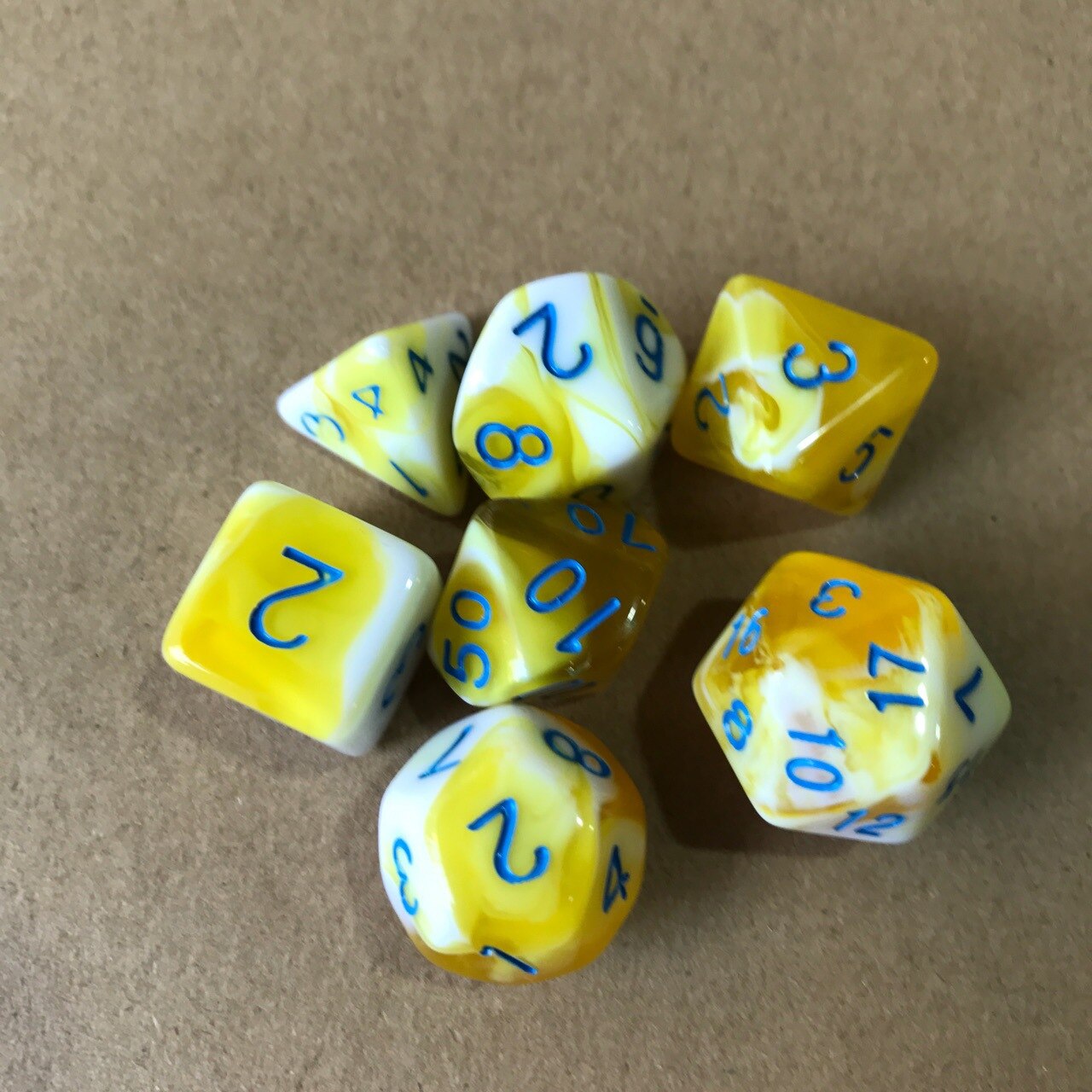 7 pièces/lot résine multi-facettes dés d & d d4 d6 d8 d10 d % d12 d20 dés pour polyèdre TRPG jeux jeu de société dés chauds: Jaune