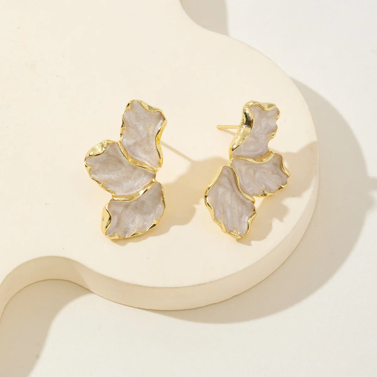 Pendientes de tuerca de color crema con flores de Metal para mujer, pendientes de poste irregulares chapados en Color dorado a la , pendientes llamativos de pesado