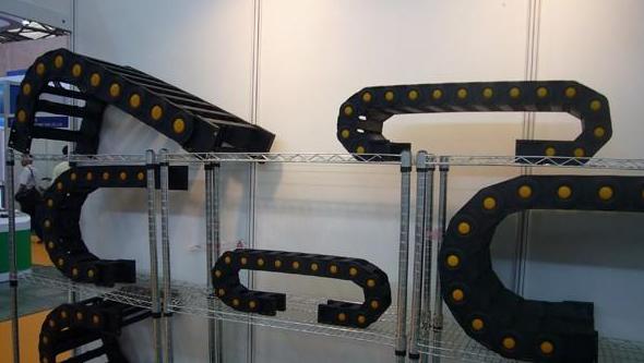 Plastic engineering energy chain