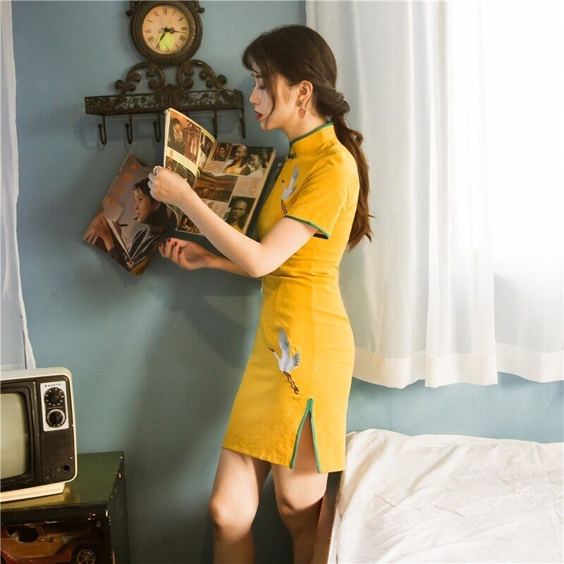 Nationale getijden cheongsam sexy look dunne gele geborduurde kraan cheongsam jong meisje chinese stijl verbeterde versie