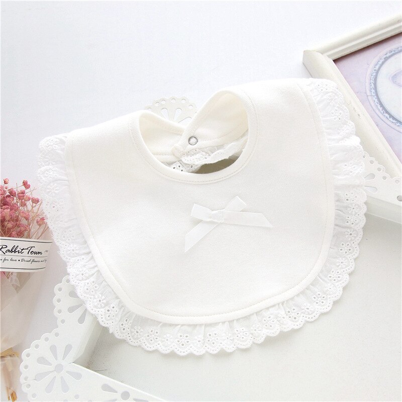 Modieuze Kant Katoen Pasgeboren Lace Strik Baby Bib Slabbetjes Leuke Meisje Jongen Baby Bib Baberos Baby Speeksel Handdoek: WHITE