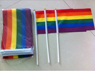 2017 Nova 100 pcs Pequeno Rainbow Bandeira 14*21 CM Mão Bandeira do Orgulho Gay mão Acenando Bandeiras com Mastro Caber Celebrar O Mês Desfile do Orgulho Gay