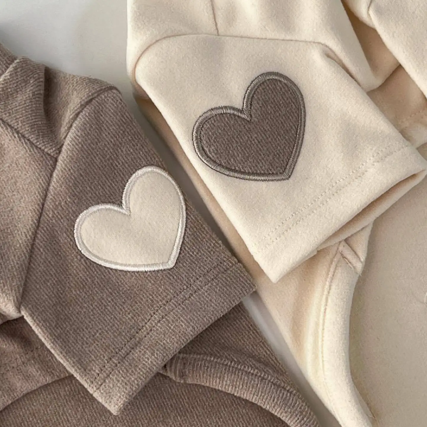 Jesienno-zimowa koszulka dla psa Cute Love Bear Teddy Yorkshire Hoodie Dog Cat Pet Love Ciepłe ubrania dla psów Designerskie ubrania dla psów
