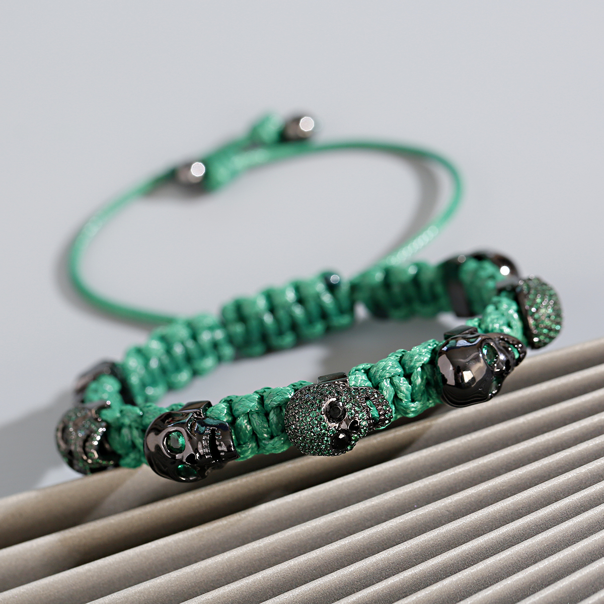 Pulsera trenzada a mano con calavera de circón para hombres y mujeres, cuentas de cobre, brazalete de cadena hecho a mano ajustable de Metal clásico