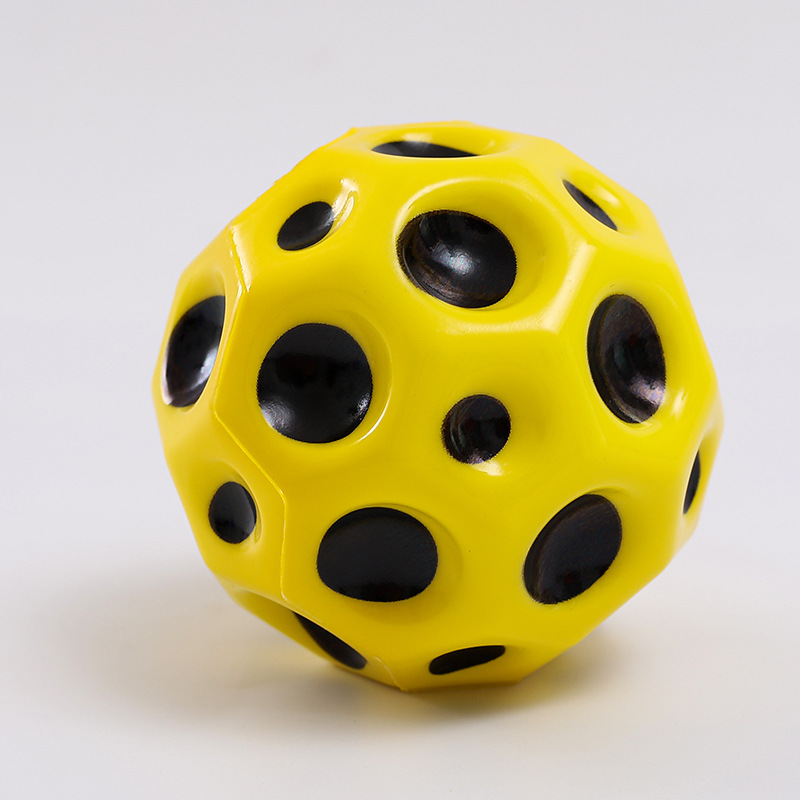 6cm mini högelastisk solid pu skum fotboll träning hål boll för att lindra stress fidget leksak elastisk boll moon ball för barn: Gul