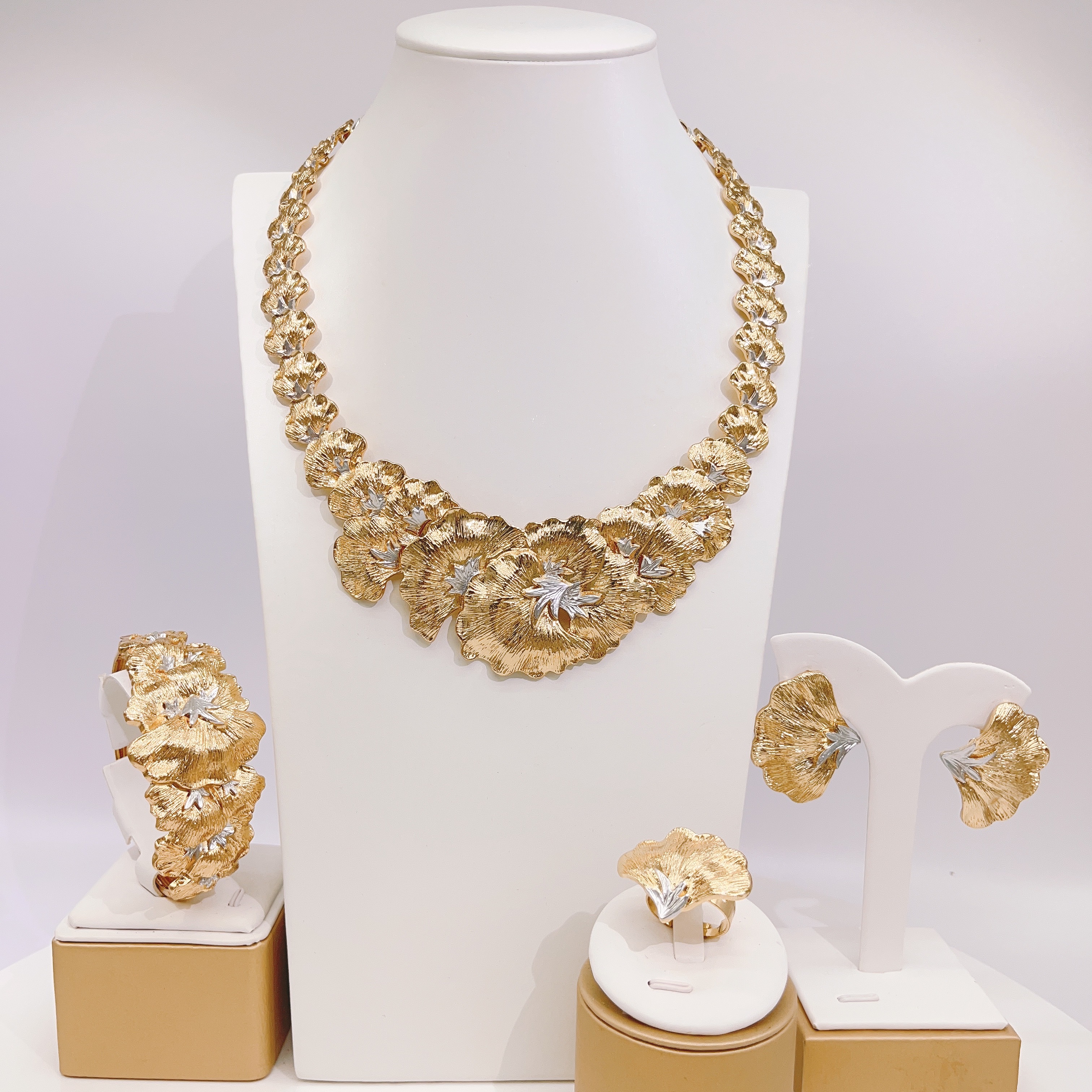 Conjunto de joyas chapadas en oro para mujer, collar de flores de lujo, pendientes elegantes, bisutería de cena y boda, SYHOL: Color dorado